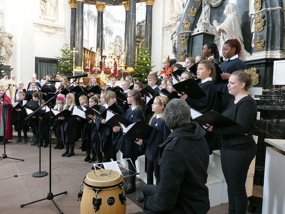 Aussendung der Sternsinger im Hohen Dom zu Fulda (Foto: Karl-Franz Thiede)